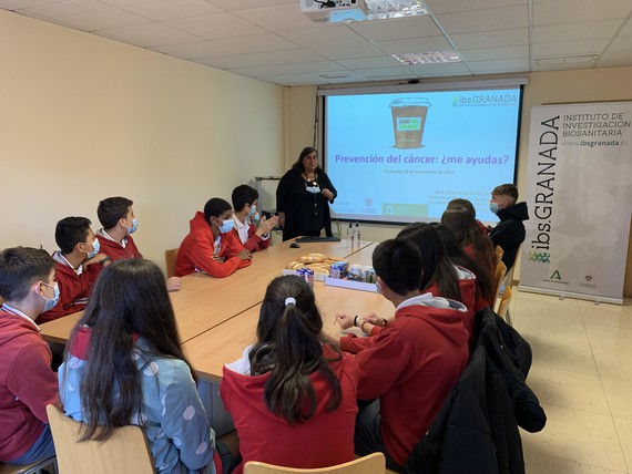 María José Sánchez, directora científica del ibs.GRANADA realiza un Café con Ciencia sobre prevención del cáncer
